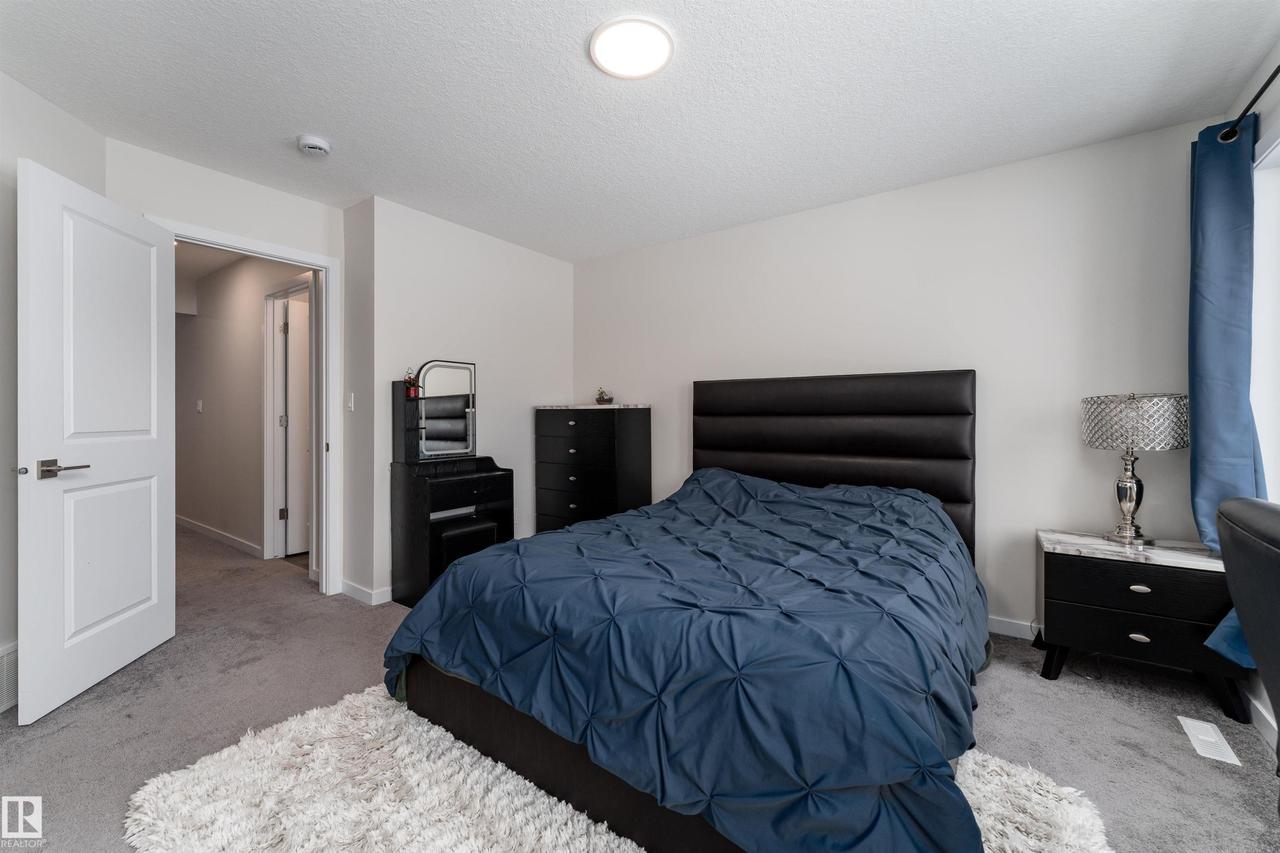 2120 Muckleplum Crescent Sw, Edmonton, AB - Indoor Photo Showing Bedroom