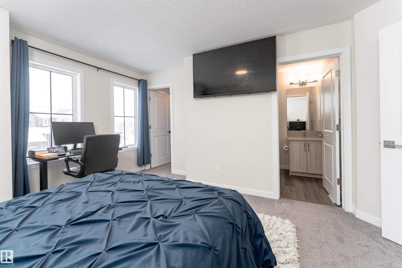 2120 Muckleplum Crescent Sw, Edmonton, AB - Indoor Photo Showing Bedroom