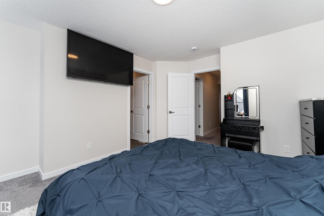 2120 Muckleplum Crescent Sw, Edmonton, AB - Indoor Photo Showing Bedroom