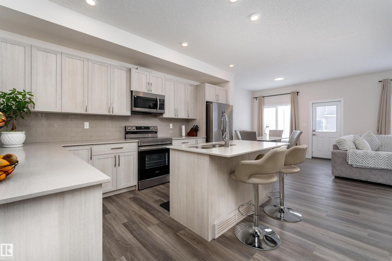 2120 Muckleplum Crescent Sw, Edmonton, AB - Indoor Photo Showing Kitchen With Upgraded Kitchen
