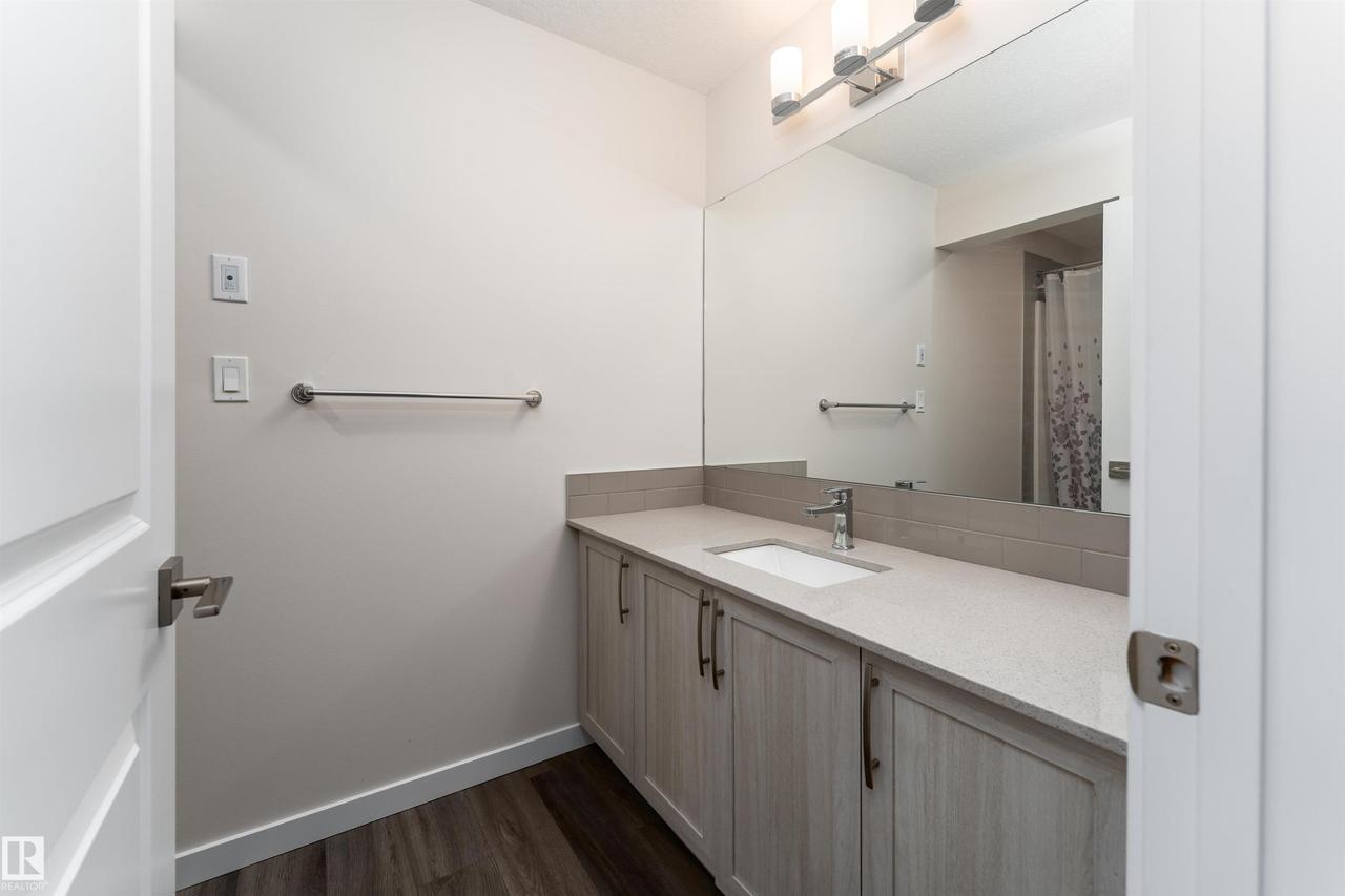 2120 Muckleplum Crescent Sw, Edmonton, AB - Indoor Photo Showing Bathroom