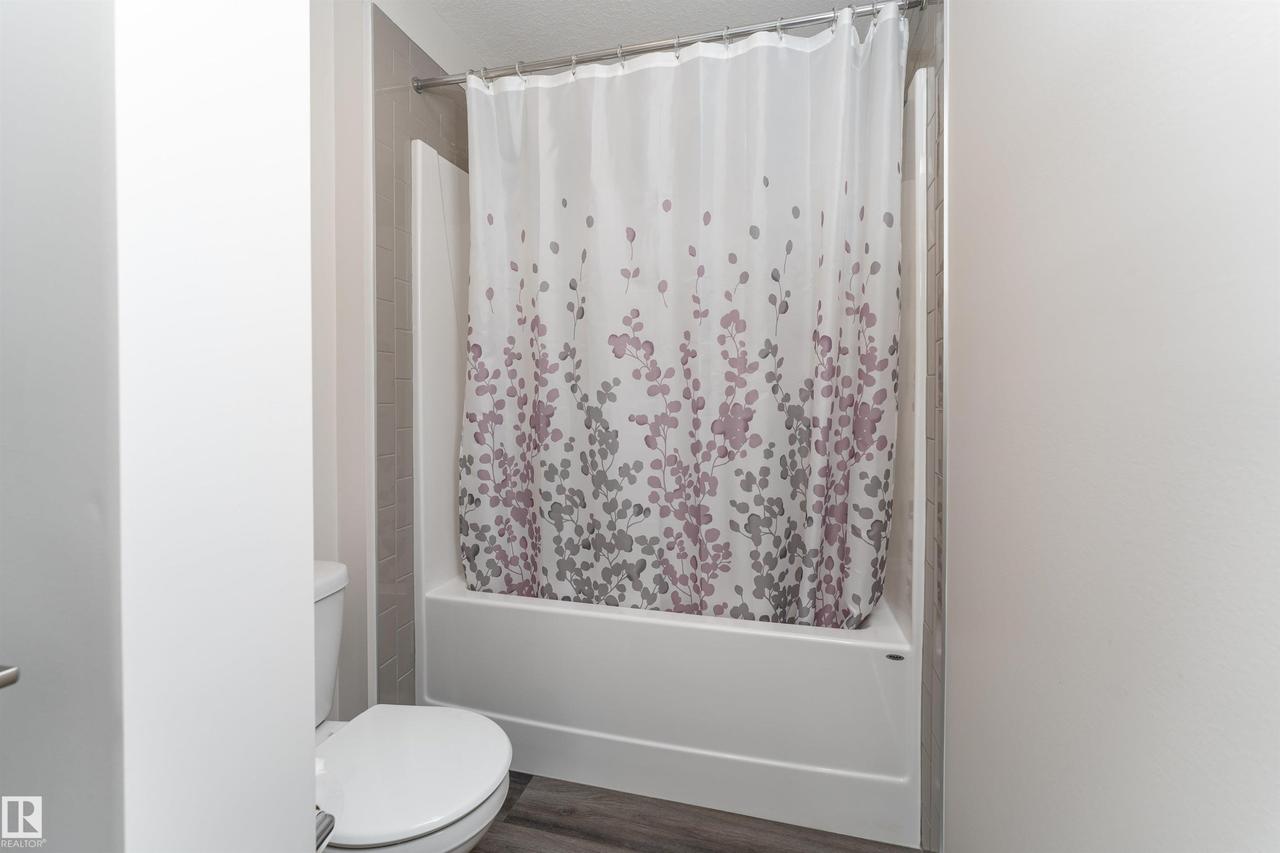 2120 Muckleplum Crescent Sw, Edmonton, AB - Indoor Photo Showing Bathroom