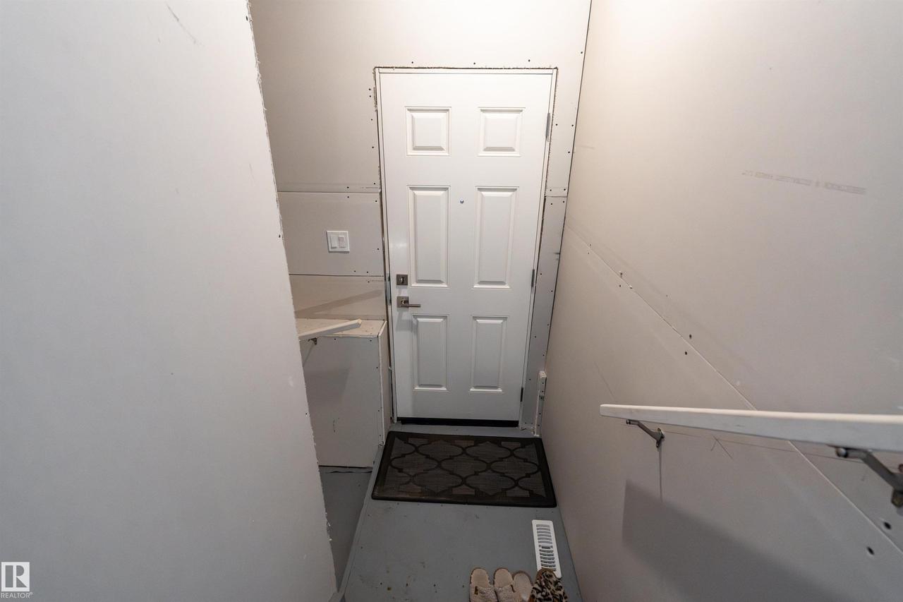 2120 Muckleplum Crescent Sw, Edmonton, AB - Indoor Photo Showing Other Room
