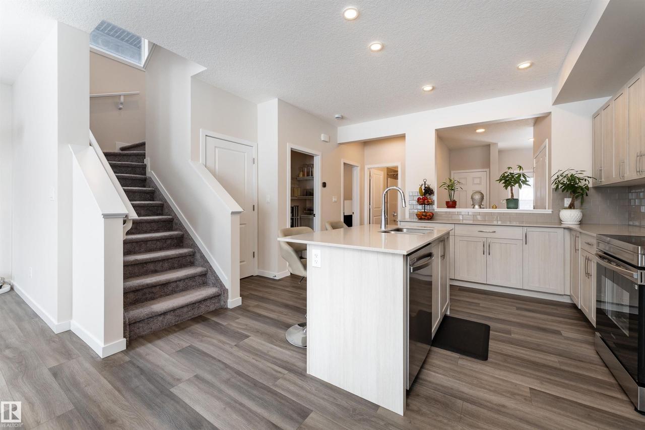 2120 Muckleplum Crescent Sw, Edmonton, AB - Indoor Photo Showing Kitchen