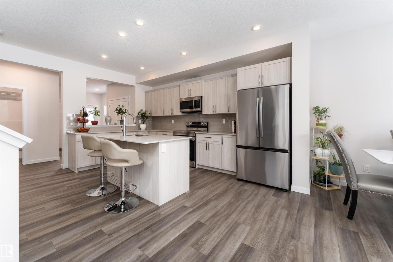 2120 Muckleplum Crescent Sw, Edmonton, AB - Indoor Photo Showing Kitchen