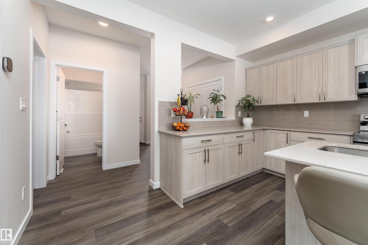 2120 Muckleplum Crescent Sw, Edmonton, AB - Indoor Photo Showing Kitchen