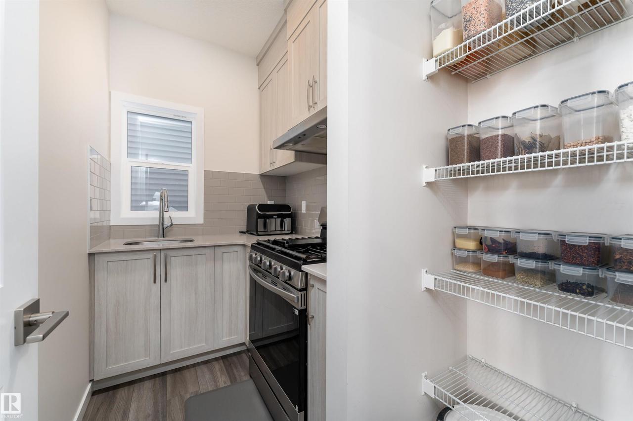 2120 Muckleplum Crescent Sw, Edmonton, AB - Indoor Photo Showing Kitchen