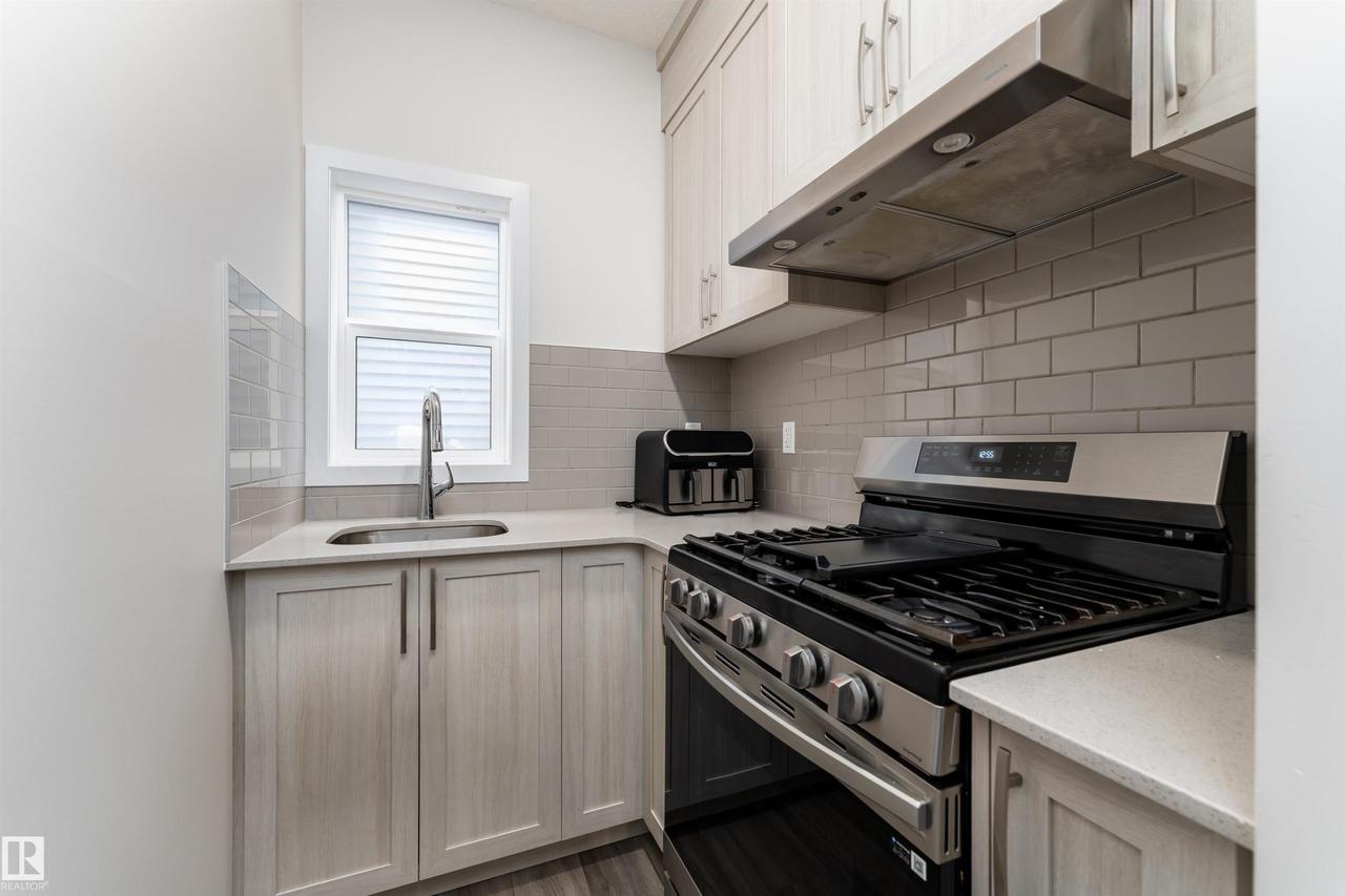 2120 Muckleplum Crescent Sw, Edmonton, AB - Indoor Photo Showing Kitchen