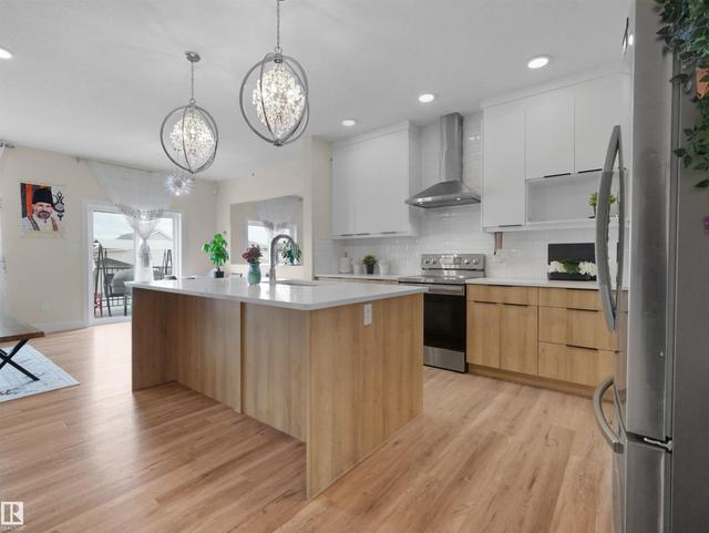 9923 222 Street NW  Edmonton, AB T5T 7J1