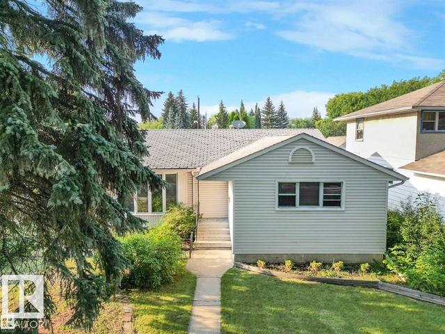 14612 93 Ave NW  Edmonton, AB T5R 5G6