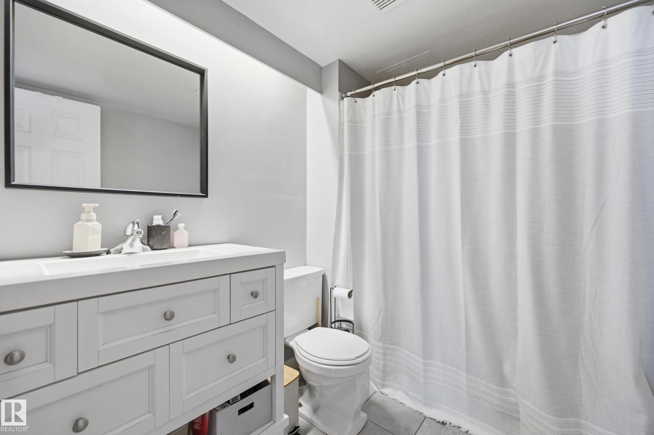 #200 10149 Saskatchewan Dr Nw, Edmonton, AB - Indoor Photo Showing Bathroom