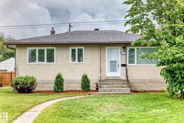 7307 76 Street NW  Edmonton, AB T6C 0G5