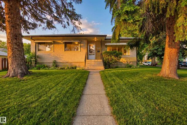 7704 104 Avenue  Edmonton, AB T6A 0Y3