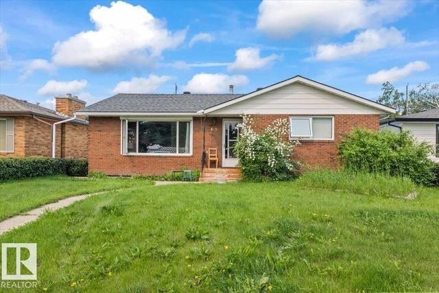 8736 72 Street NW  Edmonton, AB T6B 1Y5