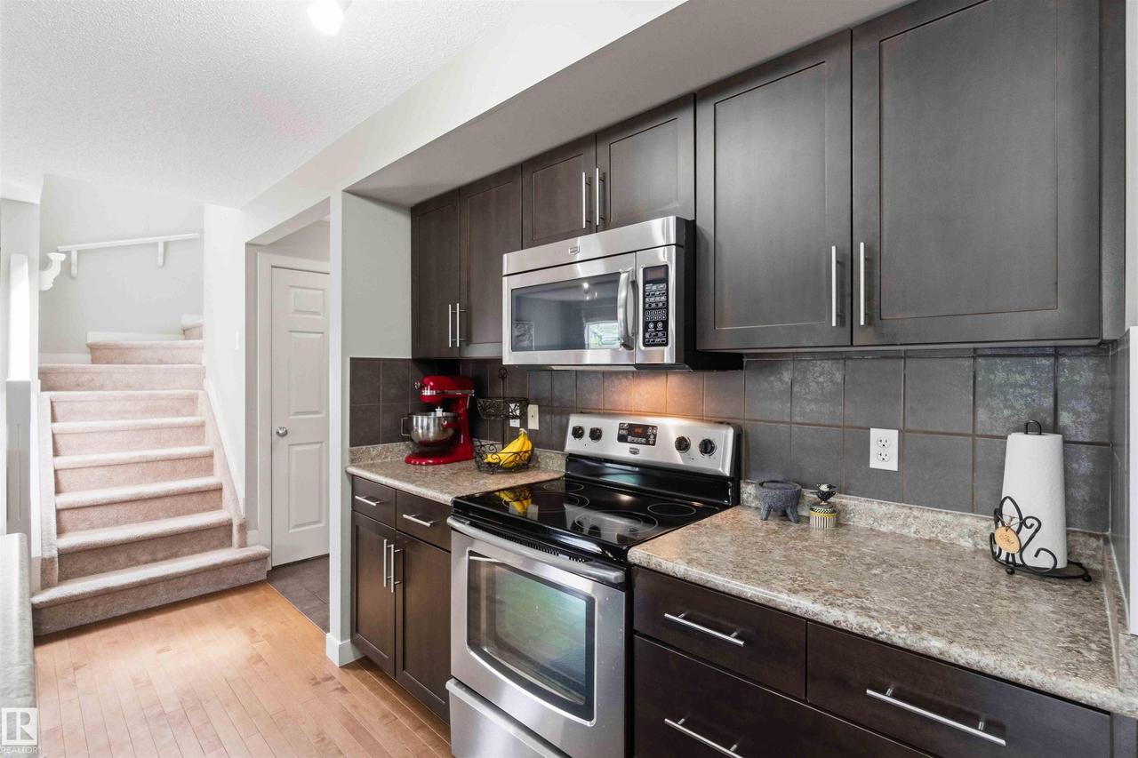 20032 131 Avenue Nw, Edmonton, AB - Indoor Photo Showing Kitchen With Upgraded Kitchen