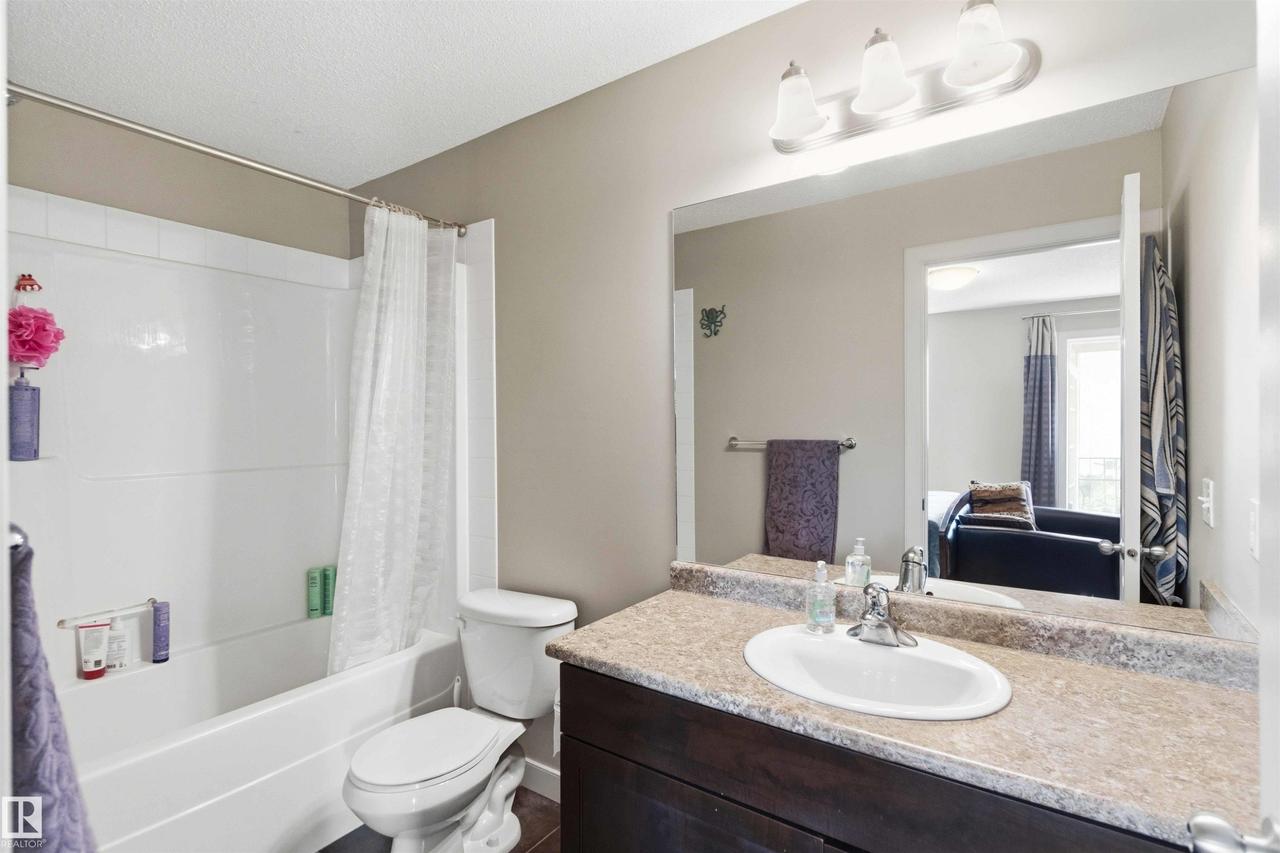 20032 131 Avenue Nw, Edmonton, AB - Indoor Photo Showing Bathroom