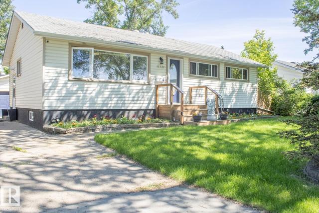 15922 92 Avenue NW  Edmonton, AB T5R 5C6