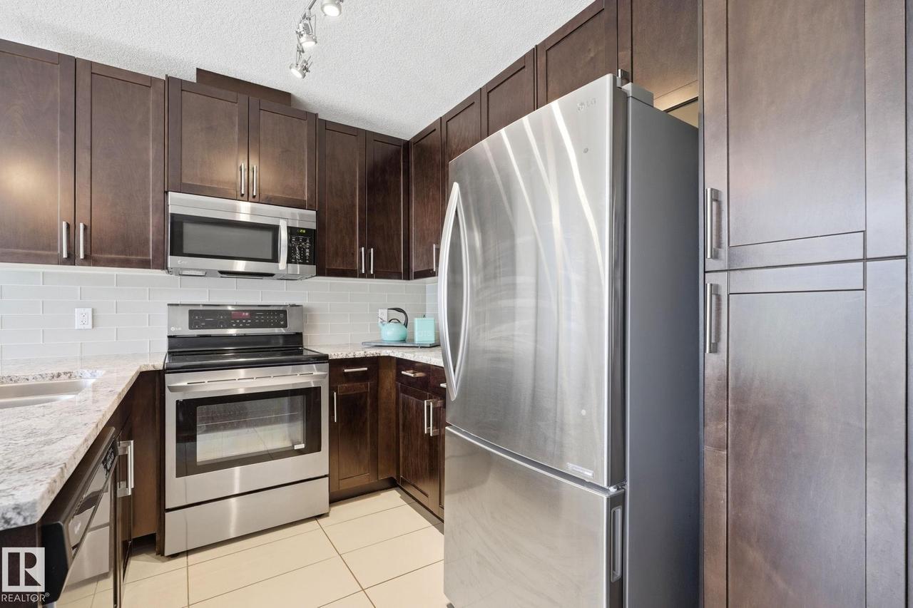 #125 5151 Windermere Boulevard Sw, Edmonton, AB - Indoor Photo Showing Kitchen With Stainless Steel Kitchen With Upgraded Kitchen