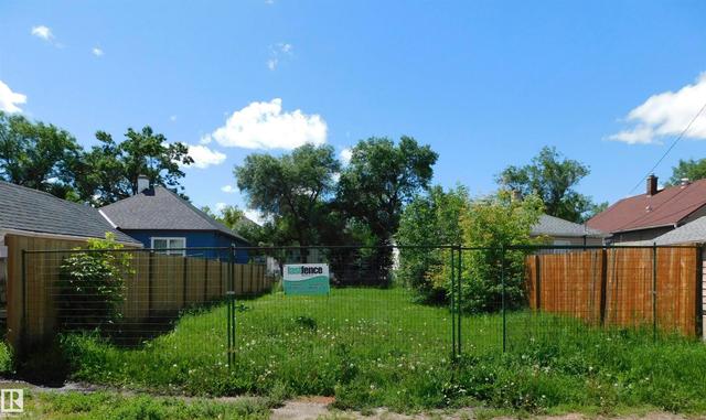 11715 97 Street  Edmonton, AB T5G 1Y3