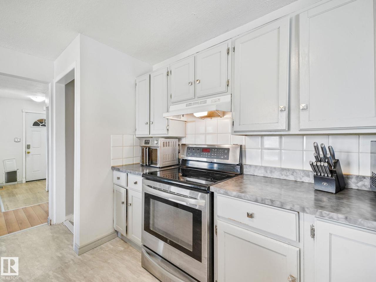 164 Warwick Road Nw, Edmonton, AB - Indoor Photo Showing Kitchen