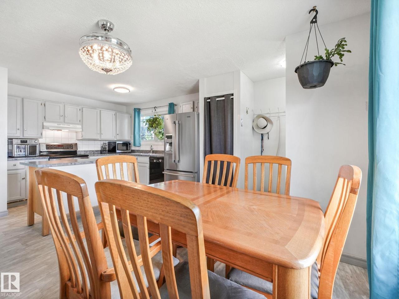 164 Warwick Road Nw, Edmonton, AB - Indoor Photo Showing Dining Room
