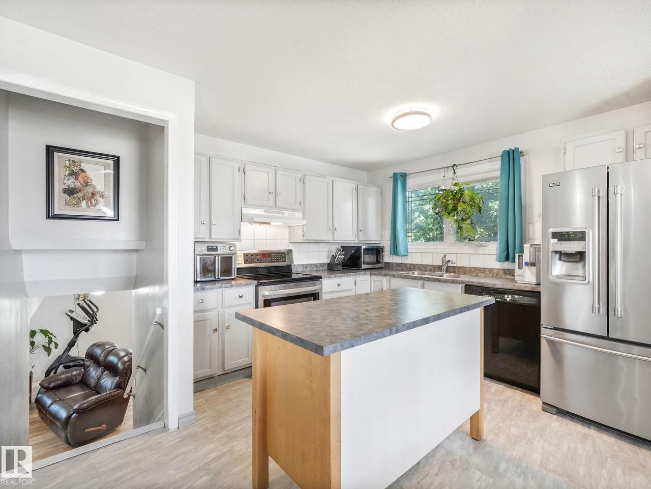 164 Warwick Road Nw, Edmonton, AB - Indoor Photo Showing Kitchen