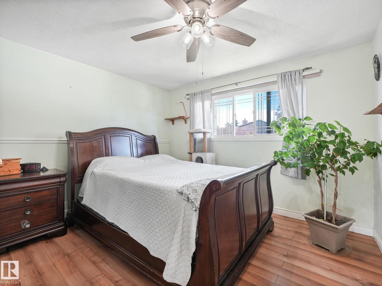164 Warwick Road Nw, Edmonton, AB - Indoor Photo Showing Bedroom