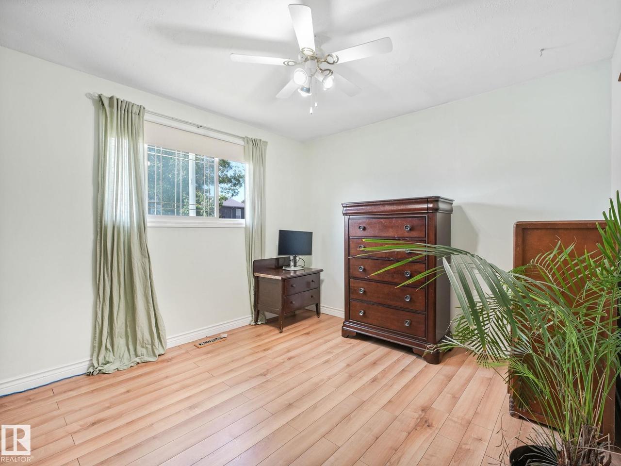 164 Warwick Road Nw, Edmonton, AB - Indoor Photo Showing Other Room