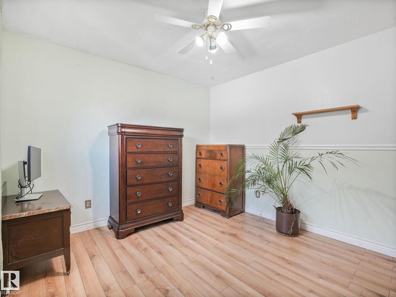 164 Warwick Road Nw, Edmonton, AB - Indoor Photo Showing Bedroom
