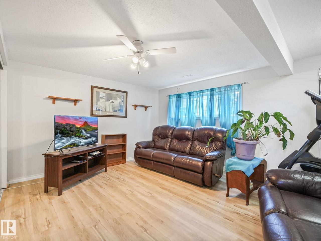 164 Warwick Road Nw, Edmonton, AB - Indoor Photo Showing Living Room