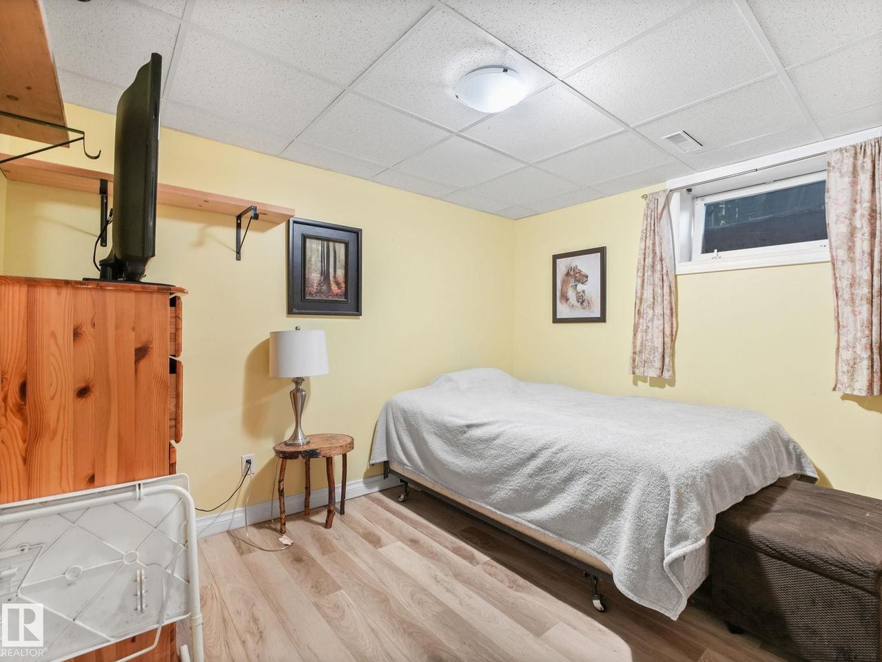 164 Warwick Road Nw, Edmonton, AB - Indoor Photo Showing Bedroom
