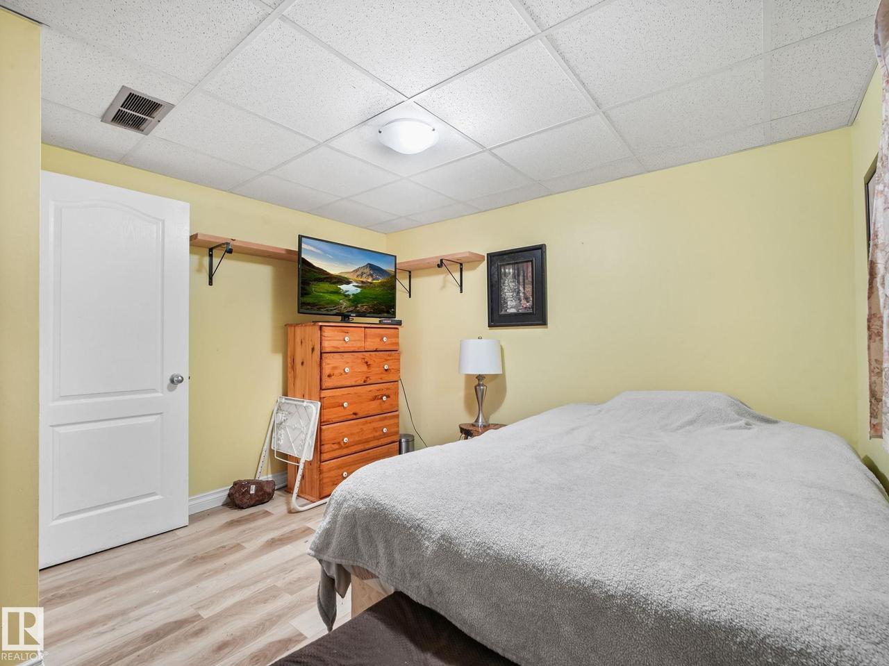 164 Warwick Road Nw, Edmonton, AB - Indoor Photo Showing Bedroom