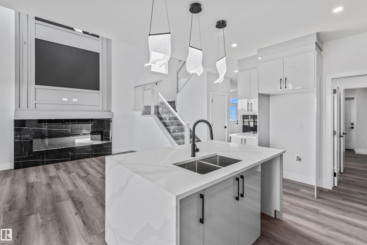 190 Elliott Wynd, Fort Saskatchewan, AB - Indoor Photo Showing Kitchen With Double Sink With Upgraded Kitchen