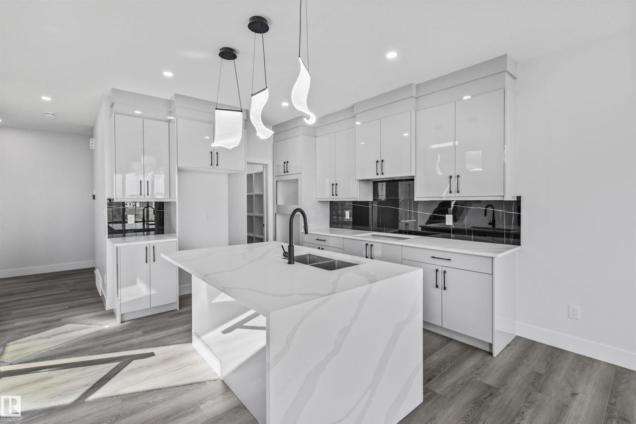 190 Elliott Wynd, Fort Saskatchewan, AB - Indoor Photo Showing Kitchen With Upgraded Kitchen