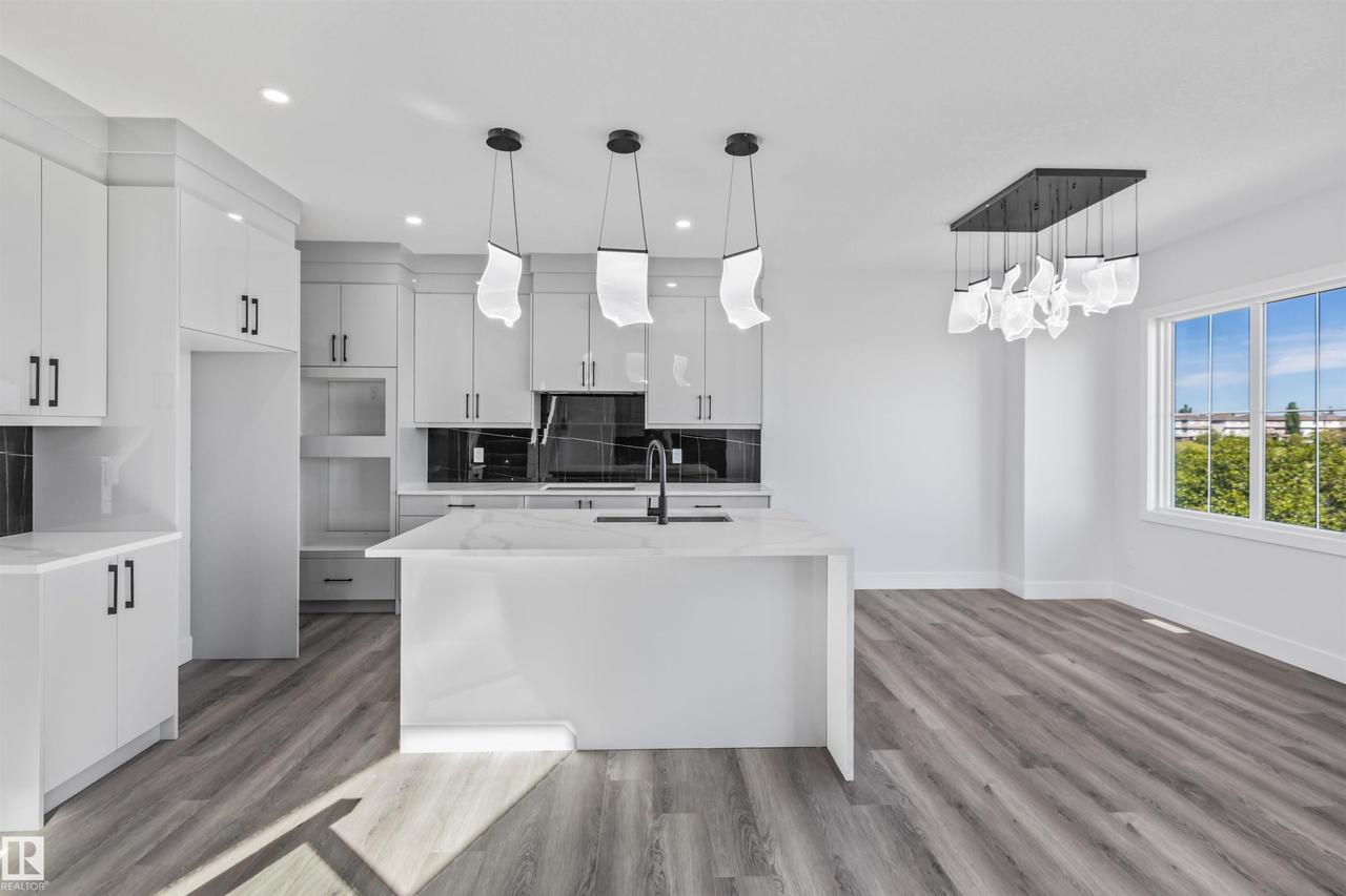 190 Elliott Wynd, Fort Saskatchewan, AB - Indoor Photo Showing Kitchen
