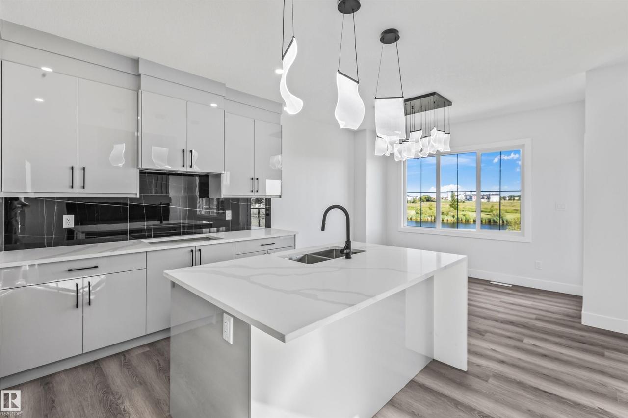 190 Elliott Wynd, Fort Saskatchewan, AB - Indoor Photo Showing Kitchen With Double Sink With Upgraded Kitchen
