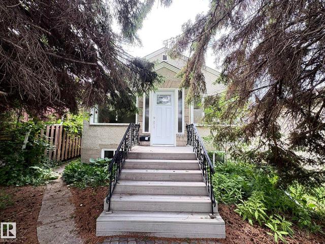 9513 88 Avenue NW  Edmonton, AB T6C 1M7