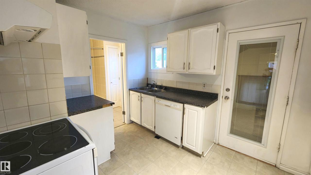 Kitchen - 9359 92 Street Nw, Edmonton, AB - Indoor Photo Showing Kitchen