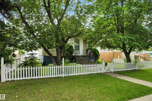 9307 92 Street NW  Edmonton, AB T6C 3R7