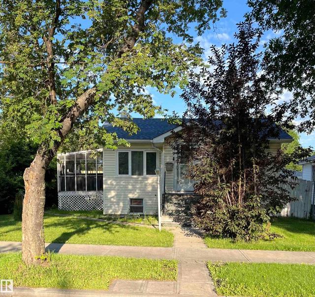 11938 70 NW  Edmonton, AB T5B 1T9