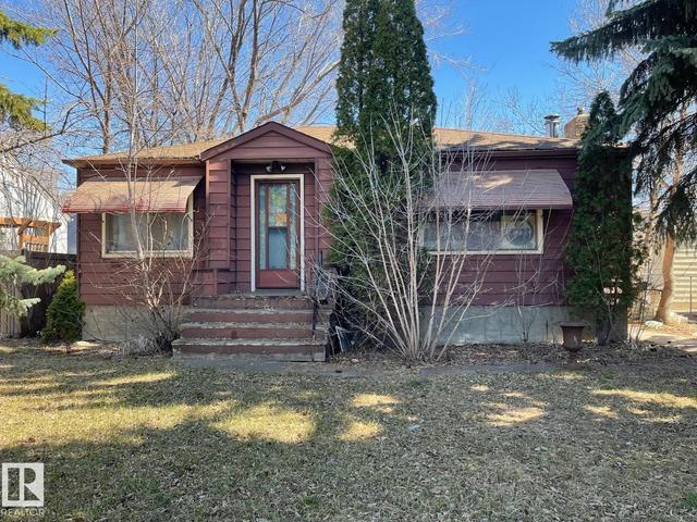 11511 ST ALBERT Trail NW  Edmonton, AB T5M 3L4