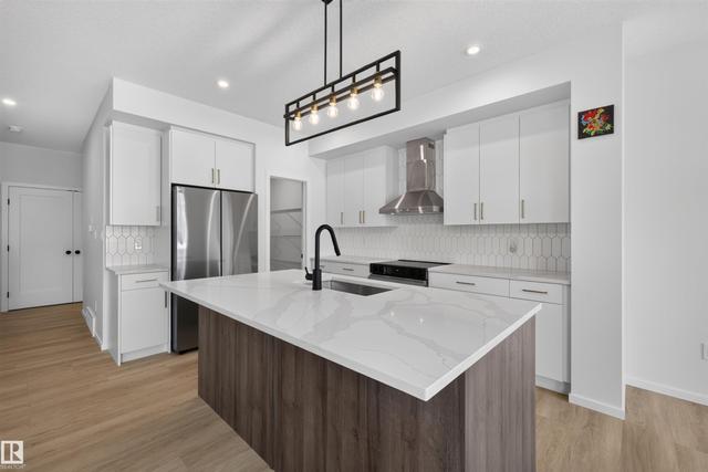 7722 174A Avenue NW  Edmonton, AB T5Z 0W5