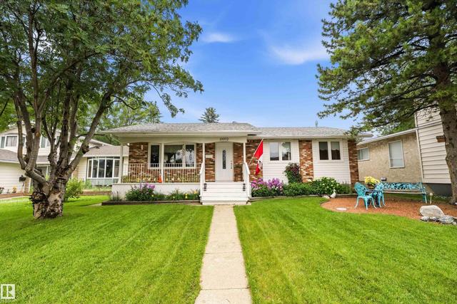 10972 35 Avenue NW  Edmonton, AB T6J 2V3