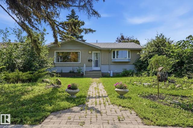 10527 137 Avenue NW  Edmonton, AB T5E 1Z1