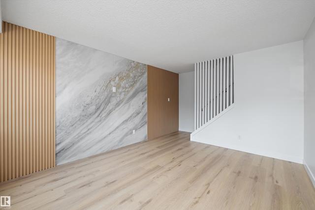 84 willowdale place NW  Edmonton, AB T5T 1Z4