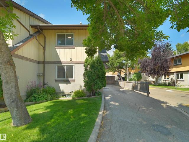 126 Woodstock NW  Edmonton, AB T5T 0H6