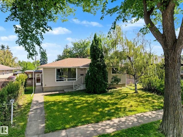 9723 76 Street NW  Edmonton, AB T6C 2L1
