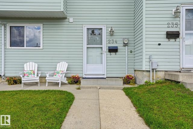 234 DICKINSFIELD Court NW  Edmonton, AB T5E 5V8