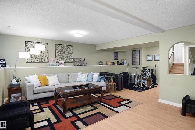 18322 71A Avenue NW  Edmonton, AB T5T 3Z2