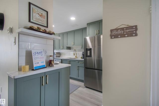 71 AMBERLY Court NW  Edmonton, AB T5A 2H9